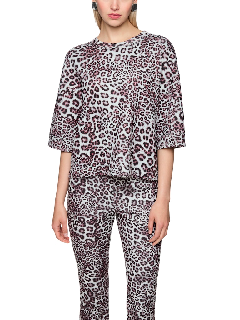 חולצת טישירט בגזרת אוברסייז, בעלת צללית מרובעת, מבד כותנה ג'רזי נעים ונוח, והדפס מנומר אופנתי. שרוולים רחבים באורך המרפק, וצווארון עגול.הרכב: 94% כותנה אורגנית, 6% אלסטןהדוגמנית בגובה 1.79 ולובשת מידה 3 של מארק קיין