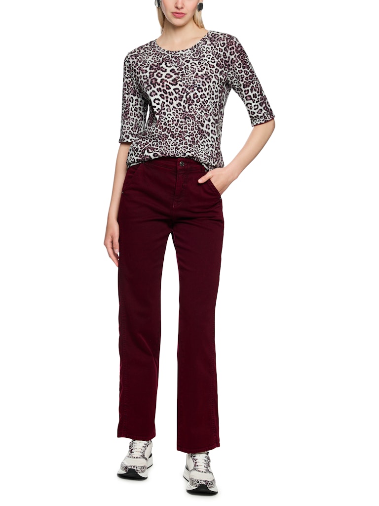 חולצת טישירט בגזרה צמודה לגוף, מבד כותנה ג'רזי נעים ונוח בטקסטורת פסי ריב והדפס מנומר אופנתי. שרוולים באורך המרפק הניתנים לקיפול, וצווארון עגול.הרכב: 94% כותנה אורגנית, 6% אלסטןהדוגמנית בגובה 1.79 ולובשת מידה 3 של מארק קיין