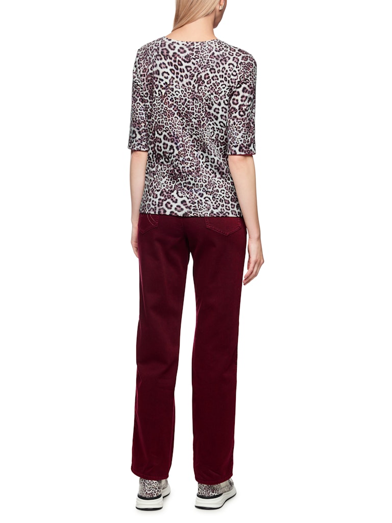 חולצת טישירט בגזרה צמודה לגוף, מבד כותנה ג'רזי נעים ונוח בטקסטורת פסי ריב והדפס מנומר אופנתי. שרוולים באורך המרפק הניתנים לקיפול, וצווארון עגול.הרכב: 94% כותנה אורגנית, 6% אלסטןהדוגמנית בגובה 1.79 ולובשת מידה 3 של מארק קיין