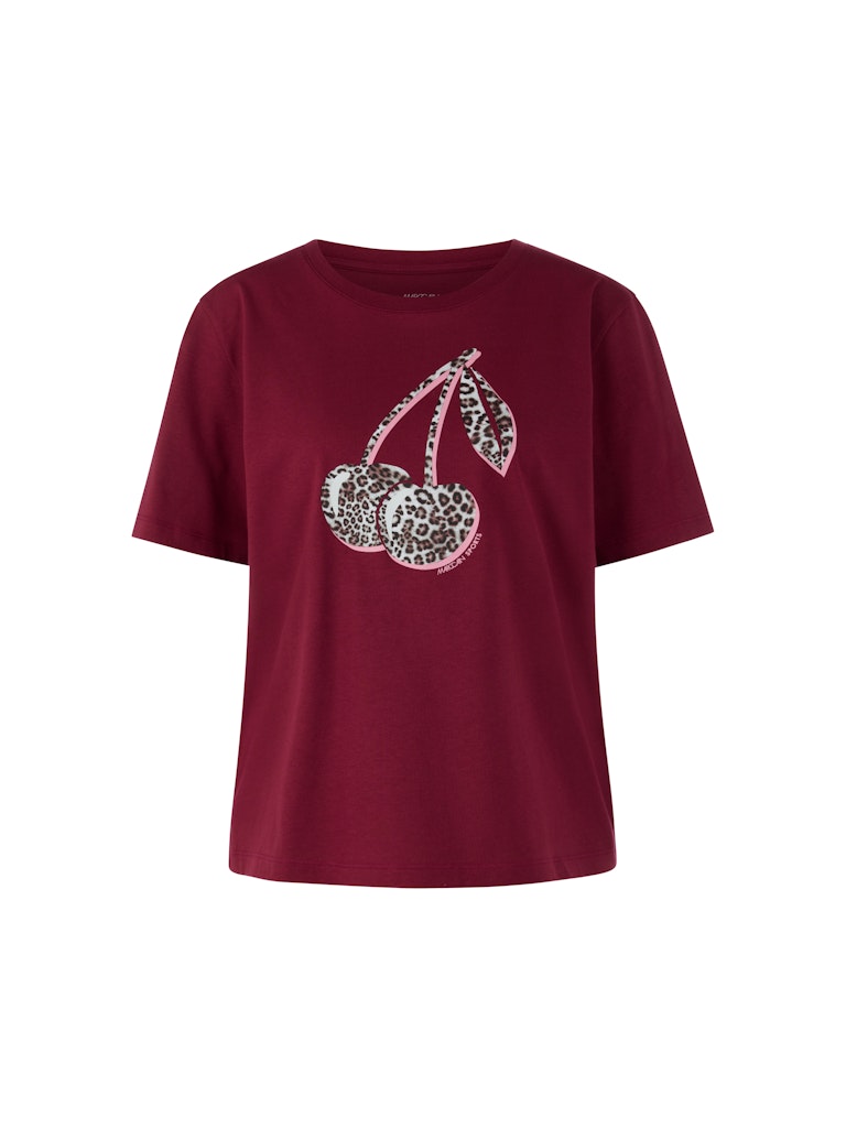 חולצת טישירט בגזרה ישרה ונינוחה, עם שרוולים קצרים וצווארון עגול, והדפס חזיתי של דובדבנים בדוגמה מנומרת.הרכב: 100% כותנה אורגניתהדוגמנית בגובה 1.79 ולובשת מידה 3 של מארק קיין