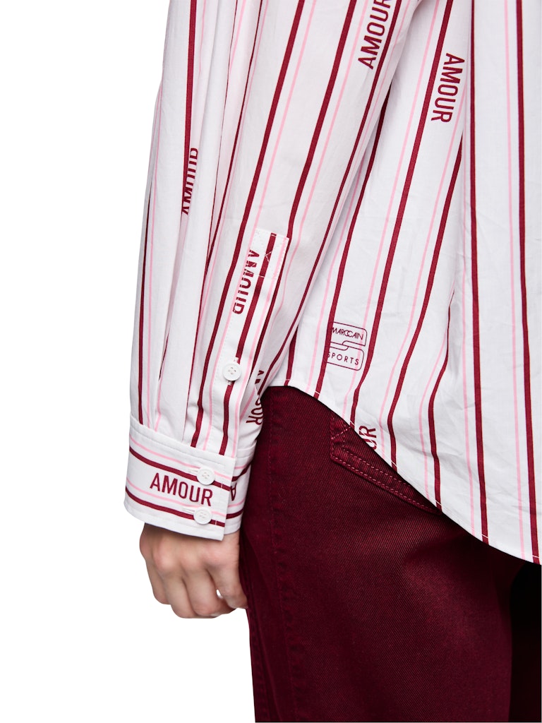 חולצה מכופתרת בגזרה ישרה ונינוחה, עשויה כותנה אורגנית טהורה, נעימה ועמידה במיוחד. דוגמת פסים בגווני ורוד ובורדו, צווארון קלאסי, סגירת כפתורים נסתרת לאורך החולצה, ושרוולים ארוכים בסיומת חפתים מכופתרים הניתנים לקיפול והתאמת אורך אישית.הרכב: 100% כותנה אורגניתהדוגמנית בגובה 1.79 ולובשת מידה 3 של מארק קיין