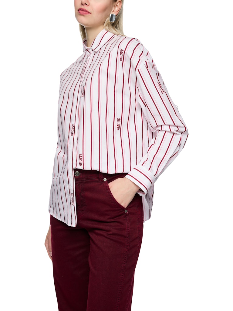 חולצה מכופתרת בגזרה ישרה ונינוחה, עשויה כותנה אורגנית טהורה, נעימה ועמידה במיוחד. דוגמת פסים בגווני ורוד ובורדו, צווארון קלאסי, סגירת כפתורים נסתרת לאורך החולצה, ושרוולים ארוכים בסיומת חפתים מכופתרים הניתנים לקיפול והתאמת אורך אישית.הרכב: 100% כותנה אורגניתהדוגמנית בגובה 1.79 ולובשת מידה 3 של מארק קיין