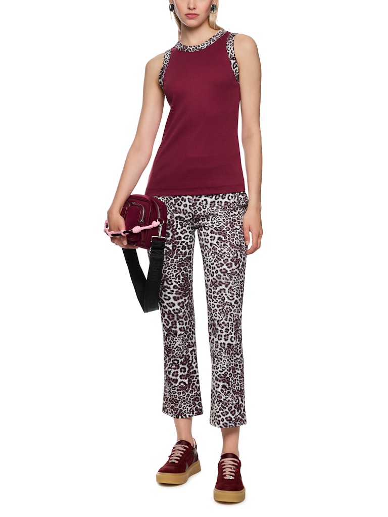 גופייה מבד כותנה ריב רך וגמיש, בגזרה צמודה לגוף, עם גימור בהדפס מנומר בצווארון וסביב השרוולים.הרכב: 94% כותנה, 6% אלסטןהדוגמנית בגובה 1.79 ולובשת מידה 3 של מארק קיין