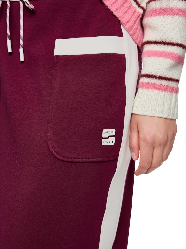 חצאית בעיצוב ספורטיבי באורך מידי, בגזרה ישרה ונינוחה, עשויה מבד רך וגולש. עם תוספת דיטייל של פסי בד בגוון אוף ווייט בצדדים, שני כיסים קדמיים, שסע אחורי, ורצועת מותן אלסטית רחבה עם חוט קשירה.הרכב: 47% פוליאמיד, 44% ויסקוזה, 9% אלסטןהדוגמנית בגובה 1.79 ולובשת מידה 3 של מארק קיין