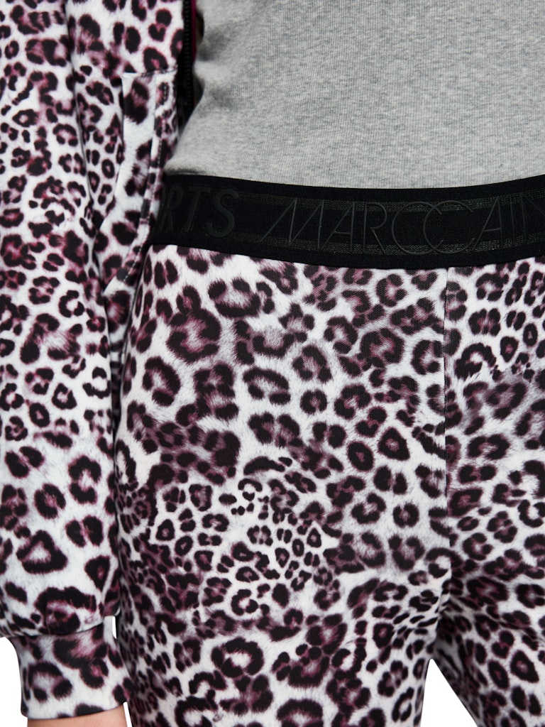 מכנסי טייץ מבד רך ואלסטי במיוחד, גובה מותן קלאסי ואורך רגל קצר, בסיומת Flare המתרחבת מעט לכיוון המכפלת.המכנסיים בהדפס מנומר ואופנתי, עם רצועת גומי שחורה במותן עליה מוטבע לוגו המותג של Marc Cain. ללוק נוח ומלא בסטייל לאורך כל היום.הרכב: 92% פוליאסטר, 8% אלסטןהדוגמנית בגובה 1.79 ולובשת מידה 3 של מארק קיין