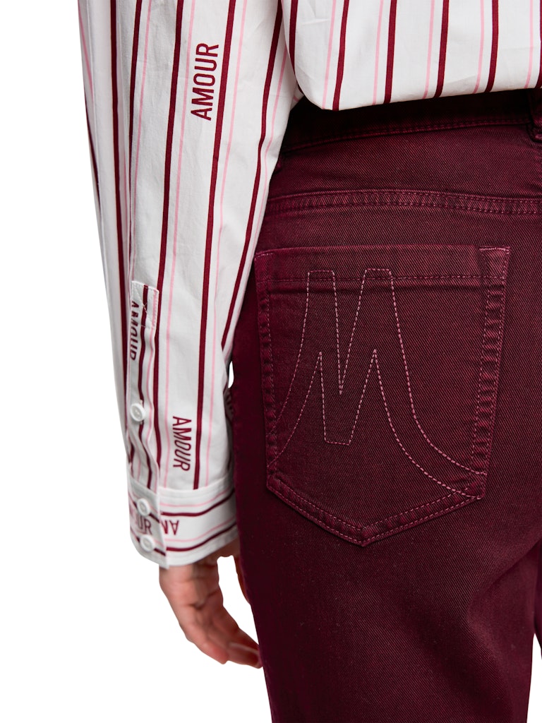 מכנסי ג'ינס בגזרת Straight Leg, גזרה ישרה המלווה את הרגל לכל אורכה, גובה מותן ואורך רגל רגילים.למכנסיים 2 כיסים צידיים ו-2 כיסים אחוריים, תוספת דיטיילס של פס בד לאורך הרגל ורקמה על הכיס האחורי, לולאות לחגורה, וסגירה באצמעות רוכסן וכפתור.הרכב: 98% כותנה, 2% אלסטןהדוגמנית בגובה 1.79 ולובשת מידה 3 של מארק קיין