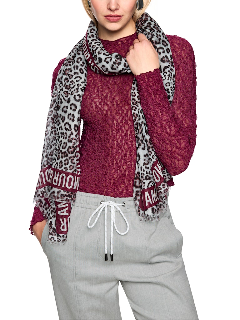 צעיף ארוך עשוי מתערובת כותנה-משי רכה, בהדפס דוגמה מנומרת וקצוות מעוטרים בפרנזים קצרים.מידות: אורך- 200 ס"מ, רוחב- 70 ס"מהרכב: 67% כותנה, 33% משי