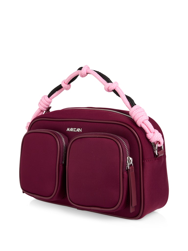 תיק בעיצוב מודרני עשוי בד ניאופרן עמיד, בצורה מלבנית. עם שני כיסים חיצוניים ורוכסנים, ידית אחיזה קלועה, ורצועת כתף נשלפת ומתכווננת. יכול לשמש גם כתיק יד קומפקטי.מידות: 33*9*27 ס"מהרכב: 100% ניאופרן, בטנה: 100% כותנה