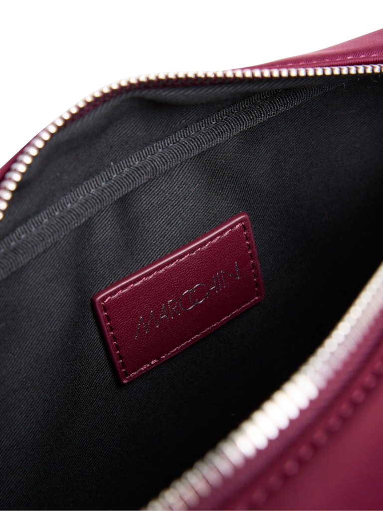 תיק בעיצוב מודרני עשוי בד ניאופרן עמיד, בצורה מלבנית. עם שני כיסים חיצוניים ורוכסנים, ידית אחיזה קלועה, ורצועת כתף נשלפת ומתכווננת. יכול לשמש גם כתיק יד קומפקטי.מידות: 33*9*27 ס"מהרכב: 100% ניאופרן, בטנה: 100% כותנה