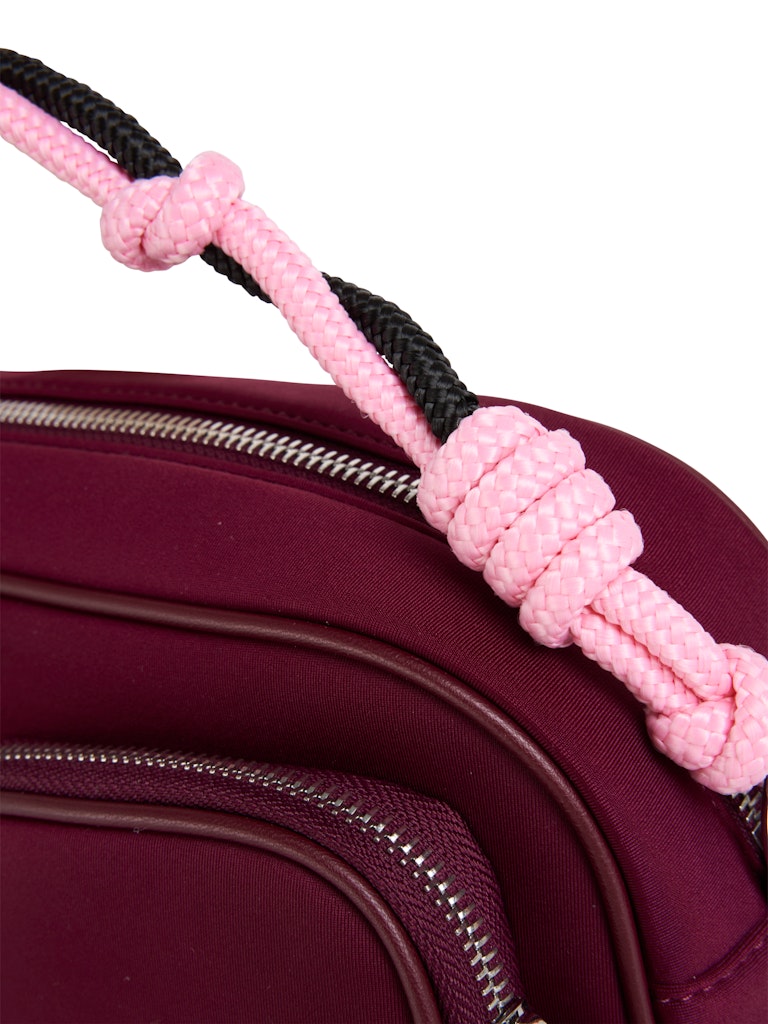 תיק בעיצוב מודרני עשוי בד ניאופרן עמיד, בצורה מלבנית. עם שני כיסים חיצוניים ורוכסנים, ידית אחיזה קלועה, ורצועת כתף נשלפת ומתכווננת. יכול לשמש גם כתיק יד קומפקטי.מידות: 33*9*27 ס"מהרכב: 100% ניאופרן, בטנה: 100% כותנה