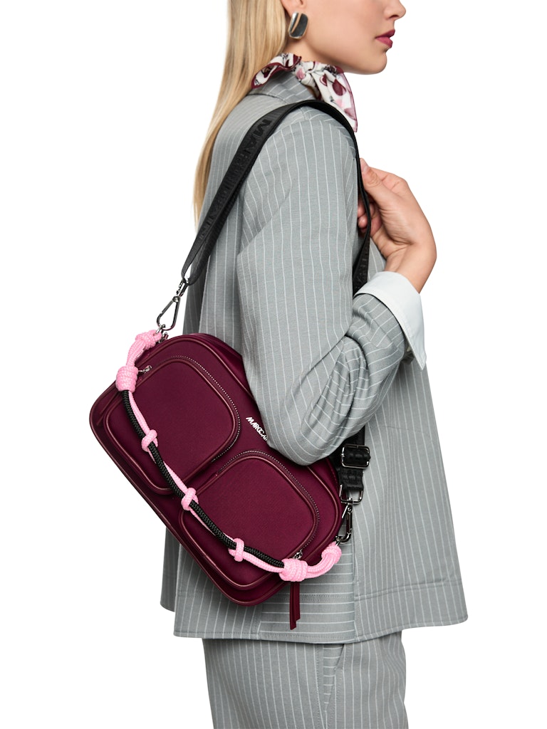 תיק בעיצוב מודרני עשוי בד ניאופרן עמיד, בצורה מלבנית. עם שני כיסים חיצוניים ורוכסנים, ידית אחיזה קלועה, ורצועת כתף נשלפת ומתכווננת. יכול לשמש גם כתיק יד קומפקטי.מידות: 33*9*27 ס"מהרכב: 100% ניאופרן, בטנה: 100% כותנה