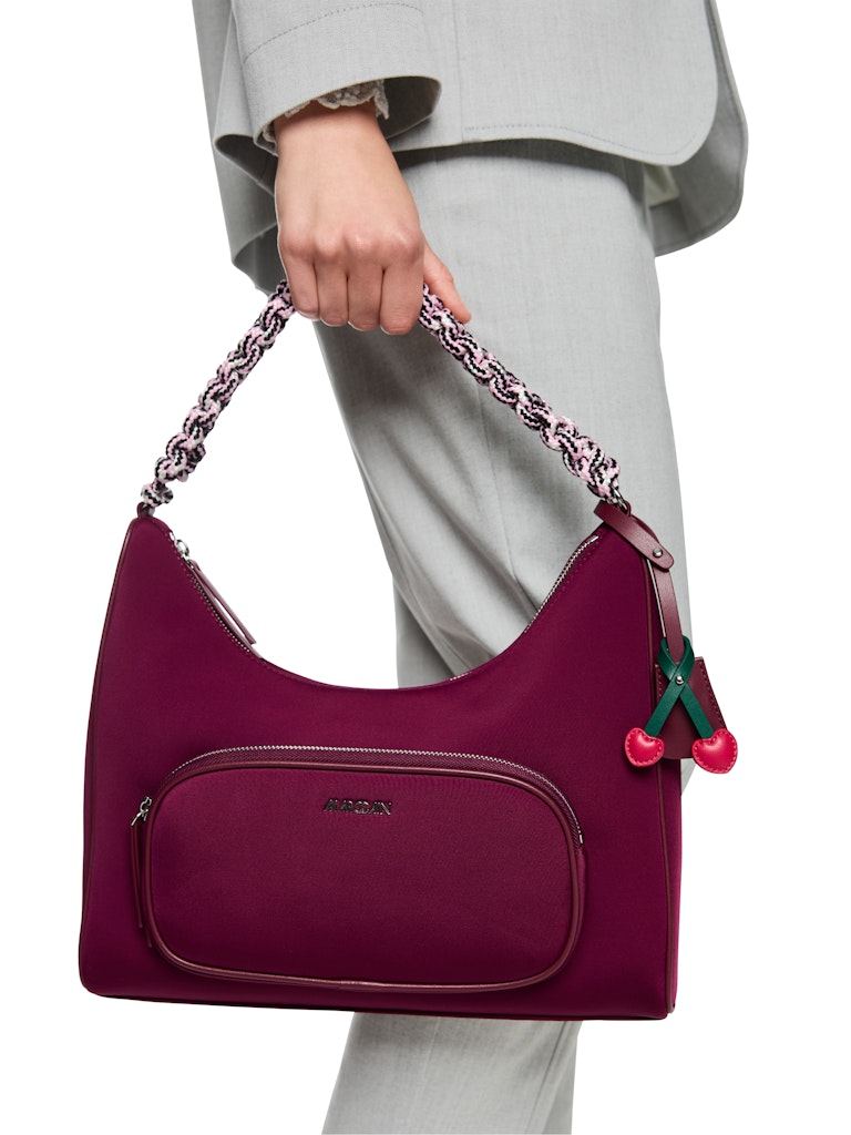 תיק בעיצוב מודרני עשוי בד ניאופרן עמיד, בצורה מלבנית. עם כיס חיצוני ורוכסנים, ידית אחיזה קלועה ועיטור תליון דובדבנים.מידות: 33*9*27 ס"מהרכב: 100% ניאופרן, בטנה: 100% כותנה