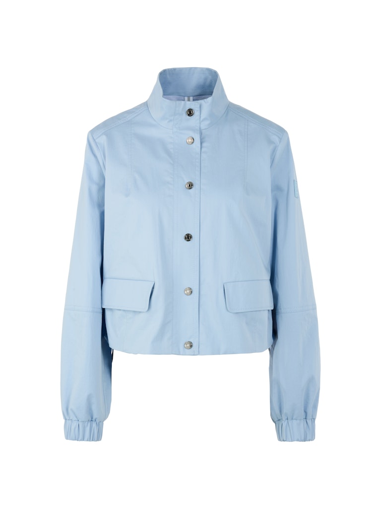 ז'קט באורך קצר, בעיצוב קז'ואל אופנתי, עשוי כותנה אלסטית נעימה ונוחה, עם בטנת רשת קלה. גזרה ישרה, עם שרוך גומי מתכווננן בגב להתאמה אישית באיזור המותניים. צווארון עומד, שרוולים ארוכים בסיומת חפתים אלסטיים, כיסי דש, וסגירה לכל האורך באמצעות תיקתקים.הרכב: 98% כותנה, 2% אלסטןהדוגמנית בגובה 1.79 ולובשת מידה 3 של מארק קיין