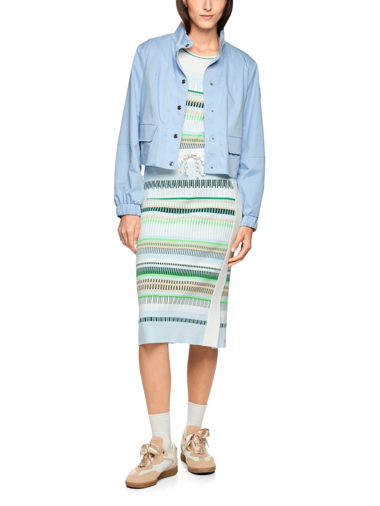 ז'קט באורך קצר, בעיצוב קז'ואל אופנתי, עשוי כותנה אלסטית נעימה ונוחה, עם בטנת רשת קלה. גזרה ישרה, עם שרוך גומי מתכווננן בגב להתאמה אישית באיזור המותניים. צווארון עומד, שרוולים ארוכים בסיומת חפתים אלסטיים, כיסי דש, וסגירה לכל האורך באמצעות תיקתקים.הרכב: 98% כותנה, 2% אלסטןהדוגמנית בגובה 1.79 ולובשת מידה 3 של מארק קיין