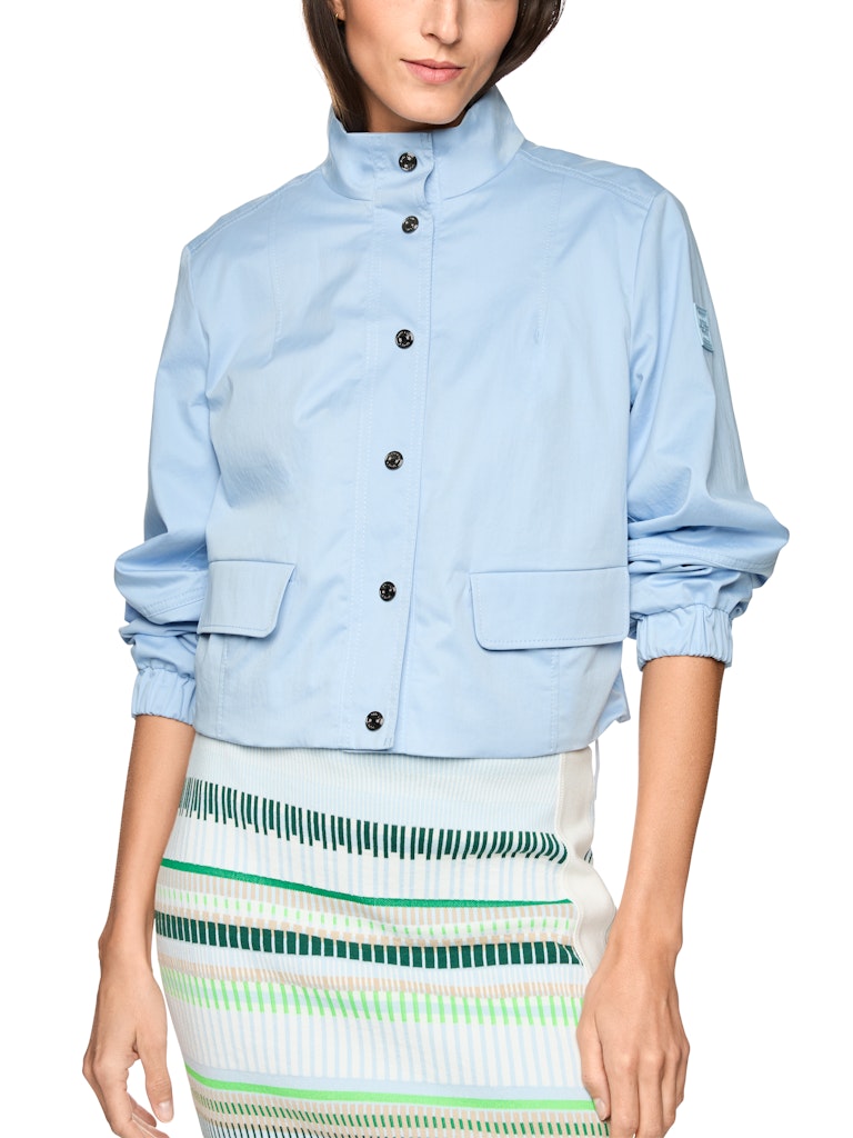 ז'קט באורך קצר, בעיצוב קז'ואל אופנתי, עשוי כותנה אלסטית נעימה ונוחה, עם בטנת רשת קלה. גזרה ישרה, עם שרוך גומי מתכווננן בגב להתאמה אישית באיזור המותניים. צווארון עומד, שרוולים ארוכים בסיומת חפתים אלסטיים, כיסי דש, וסגירה לכל האורך באמצעות תיקתקים.הרכב: 98% כותנה, 2% אלסטןהדוגמנית בגובה 1.79 ולובשת מידה 3 של מארק קיין