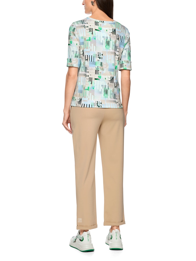 חולצת טישירט בגזרה צמודה לגוף, מבד כותנה ג'רזי נעים ונוח בטקסטורת פסי ריב והדפס צבעוני אופנתי. שרוולים באורך המרפק הניתנים לקיפול, וצווארון עגול.הרכב: 94% כותנה אורגנית, 6% אלסטןהדוגמנית בגובה 1.79 ולובשת מידה 3 של מארק קיין