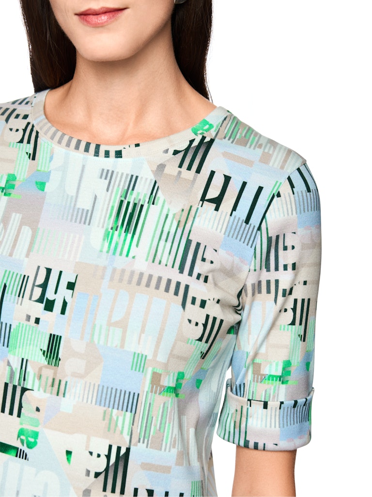 חולצת טישירט בגזרה צמודה לגוף, מבד כותנה ג'רזי נעים ונוח בטקסטורת פסי ריב והדפס צבעוני אופנתי. שרוולים באורך המרפק הניתנים לקיפול, וצווארון עגול.הרכב: 94% כותנה אורגנית, 6% אלסטןהדוגמנית בגובה 1.79 ולובשת מידה 3 של מארק קיין