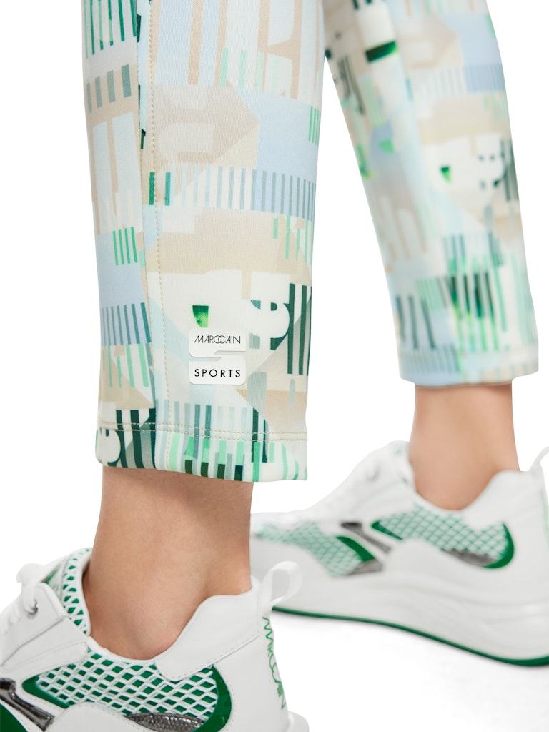 מכנסיים בגזרה צמודה לגוף, בעיצוב ספורטיבי, עשויים בד ג'רזי סקובה גמיש ונוח בהדפס צבעוני. מותן בגובה רגיל, עם רצועת גומי בדוגמת פסים, ותפרים מודגשים.הרכב: 91% פוליאסטר, 9% אלסטןהדוגמנית בגובה 1.79 ולובשת מידה 3 של מארק קיין
