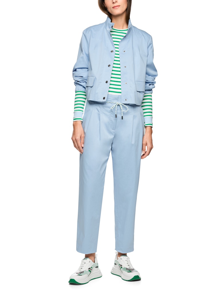 מכנסיים בגזרת Paperbag נשית ונוחה, עם מותן גבוהה ומכפלת בגובה הגרסול.עיצוב קז'ואל אופנתי, עם שרוך קשירה במותן, קפלים מודגשים בחזית, 2 כיסי צד, וסגירה באמצעות רוכסן וכפתור נסתר.הרכב: 98% כותנה, 2% אלסטןהדוגמנית בגובה 1.79 ולובשת מידה 3 של מארק קיין