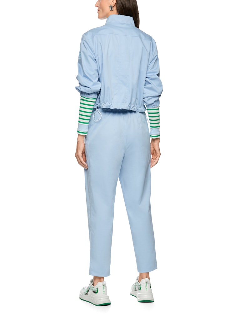 מכנסיים בגזרת Paperbag נשית ונוחה, עם מותן גבוהה ומכפלת בגובה הגרסול.עיצוב קז'ואל אופנתי, עם שרוך קשירה במותן, קפלים מודגשים בחזית, 2 כיסי צד, וסגירה באמצעות רוכסן וכפתור נסתר.הרכב: 98% כותנה, 2% אלסטןהדוגמנית בגובה 1.79 ולובשת מידה 3 של מארק קיין