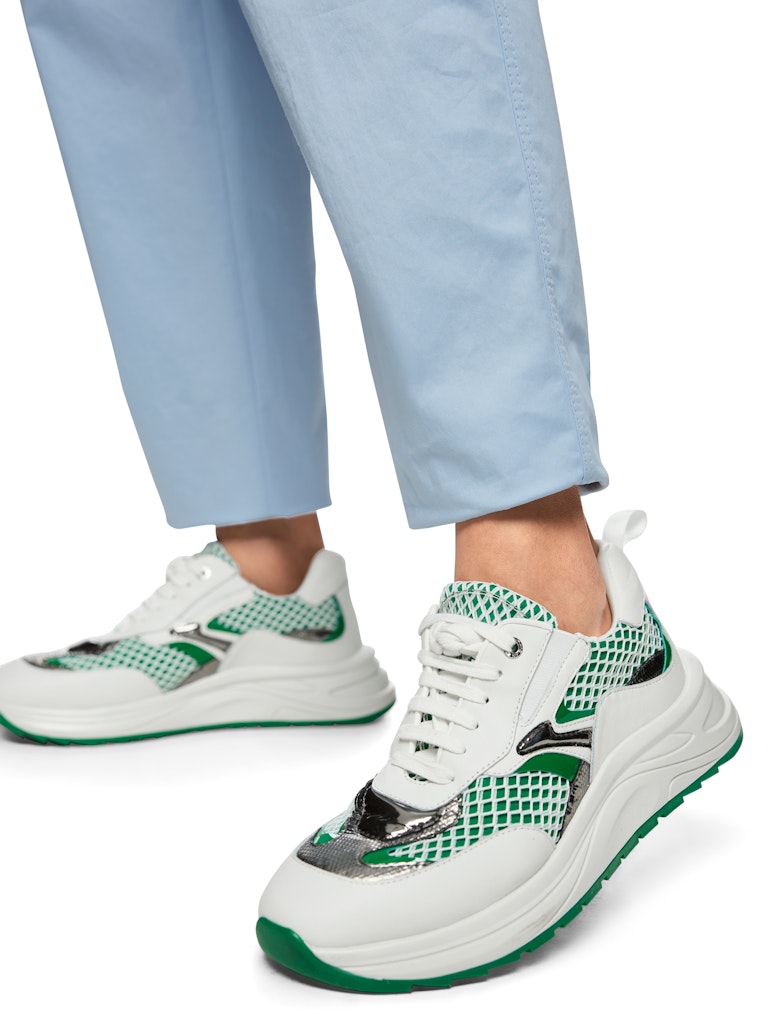 מכנסיים בגזרת Paperbag נשית ונוחה, עם מותן גבוהה ומכפלת בגובה הגרסול.עיצוב קז'ואל אופנתי, עם שרוך קשירה במותן, קפלים מודגשים בחזית, 2 כיסי צד, וסגירה באמצעות רוכסן וכפתור נסתר.הרכב: 98% כותנה, 2% אלסטןהדוגמנית בגובה 1.79 ולובשת מידה 3 של מארק קיין