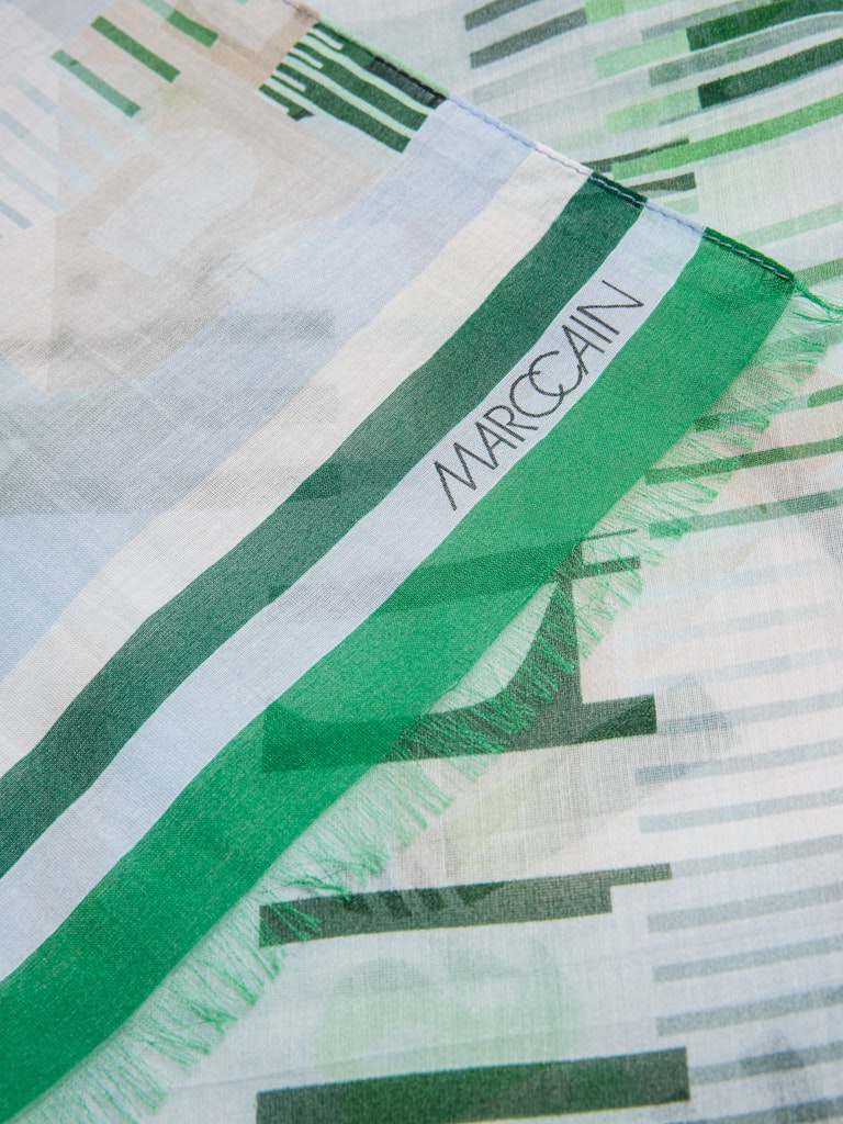 צעיף ארוך וקליל, עשוי בד כותנה ומשי עדין ונעים, עם הדפס צבעוני.מידות: אורך- 200 ס"מ, רוחב- 70 ס"מהרכב: 72% כותנה, 28% משי