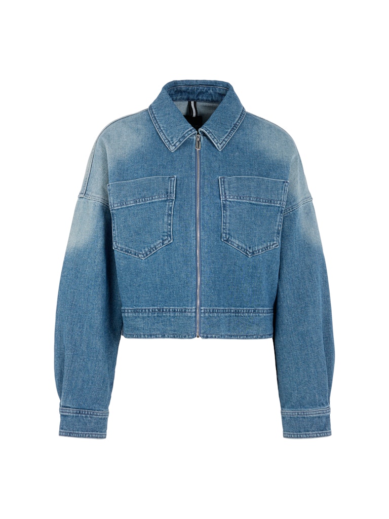 ז'קט ג'ינס באורך קצר ובגזרה נינוחה, בגוון כחול עם שטיפה ייחודית המעניקה לו מראה וינטג' אופנתי. עם צווארון קלאסי, שרוולים ארוכים בסיומת חפתים מכופתרים, כיסי פאץ' חזיתיים, וסגירה באמצעות רוכסן.הרכב: 99% כותנה, 1% אלסטןהדוגמנית בגובה 1.79 ולובשת מידה 3 של מארק קיין