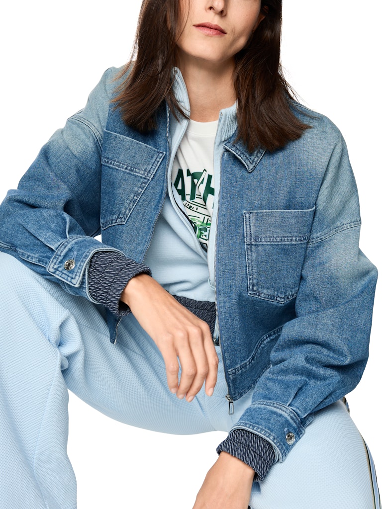 ז'קט ג'ינס באורך קצר ובגזרה נינוחה, בגוון כחול עם שטיפה ייחודית המעניקה לו מראה וינטג' אופנתי. עם צווארון קלאסי, שרוולים ארוכים בסיומת חפתים מכופתרים, כיסי פאץ' חזיתיים, וסגירה באמצעות רוכסן.הרכב: 99% כותנה, 1% אלסטןהדוגמנית בגובה 1.79 ולובשת מידה 3 של מארק קיין