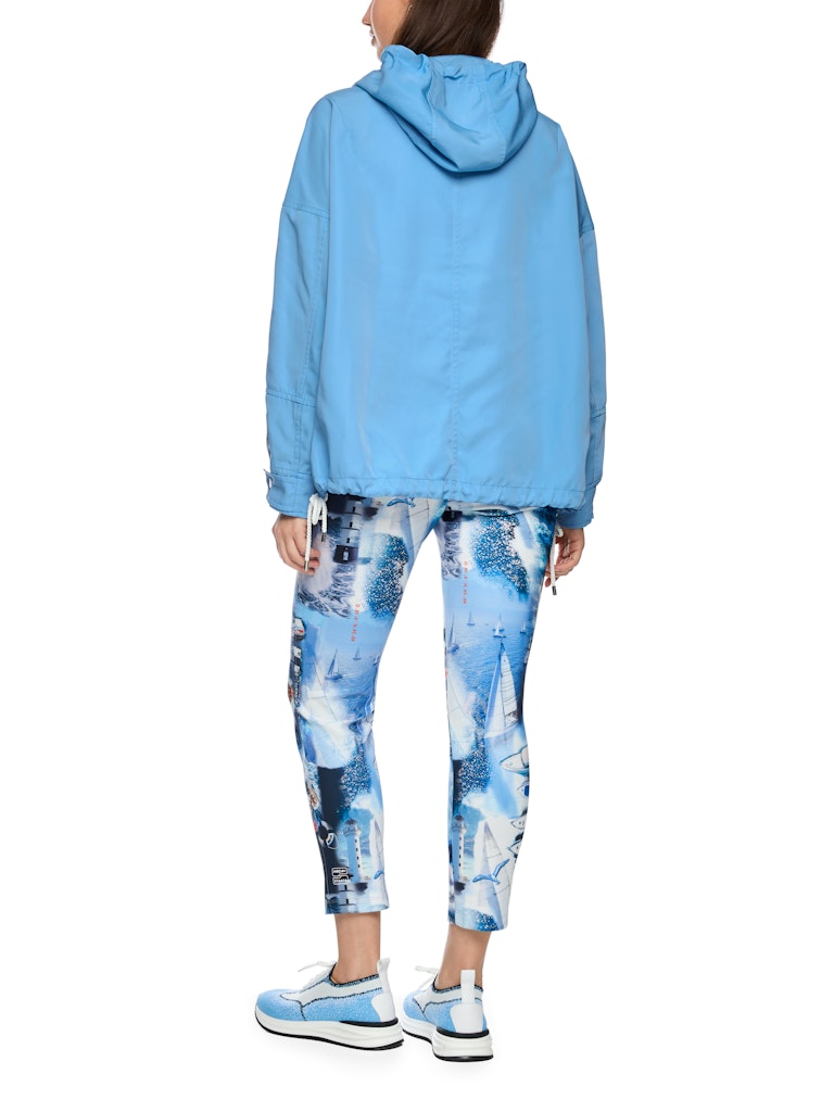 ז'קט בסגנון מעיל רוח ספורטיבי ואופנתי, עשוי חומר עמיד, גמיש וקל משקל. גזרה רחבה, עם כובע קפוצ'ון, זוג כיסי צד בסגירת תיקתקים, שרוולים ארוכים בסיומת חפתים, שרוכים במכפלת ובכובע להתאמת הרוחב, וסגירה באמצעות תיקתקים.הרכב: 100% פוליאסטרהדוגמנית בגובה 1.79 ולובשת מידה 3 של מארק קיין