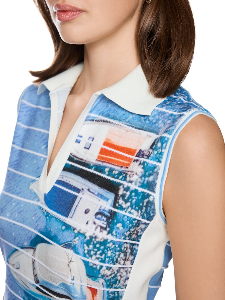 שמלת מיני בעיצוב ספורטיבי, עשויה סריג רך וקליל, בגוון תכלת עם פסים לבנים, והדפס ספינות בחלק הקדמי. גזרה צמודה לגוף, ללא שרוולים, עם צווארון פולו ומפתח צוואר וי.הרכב: 65% ליוסל, 35% פוליאסטרהדוגמנית בגובה 1.79 ולובשת מידה 3 של מארק קיין