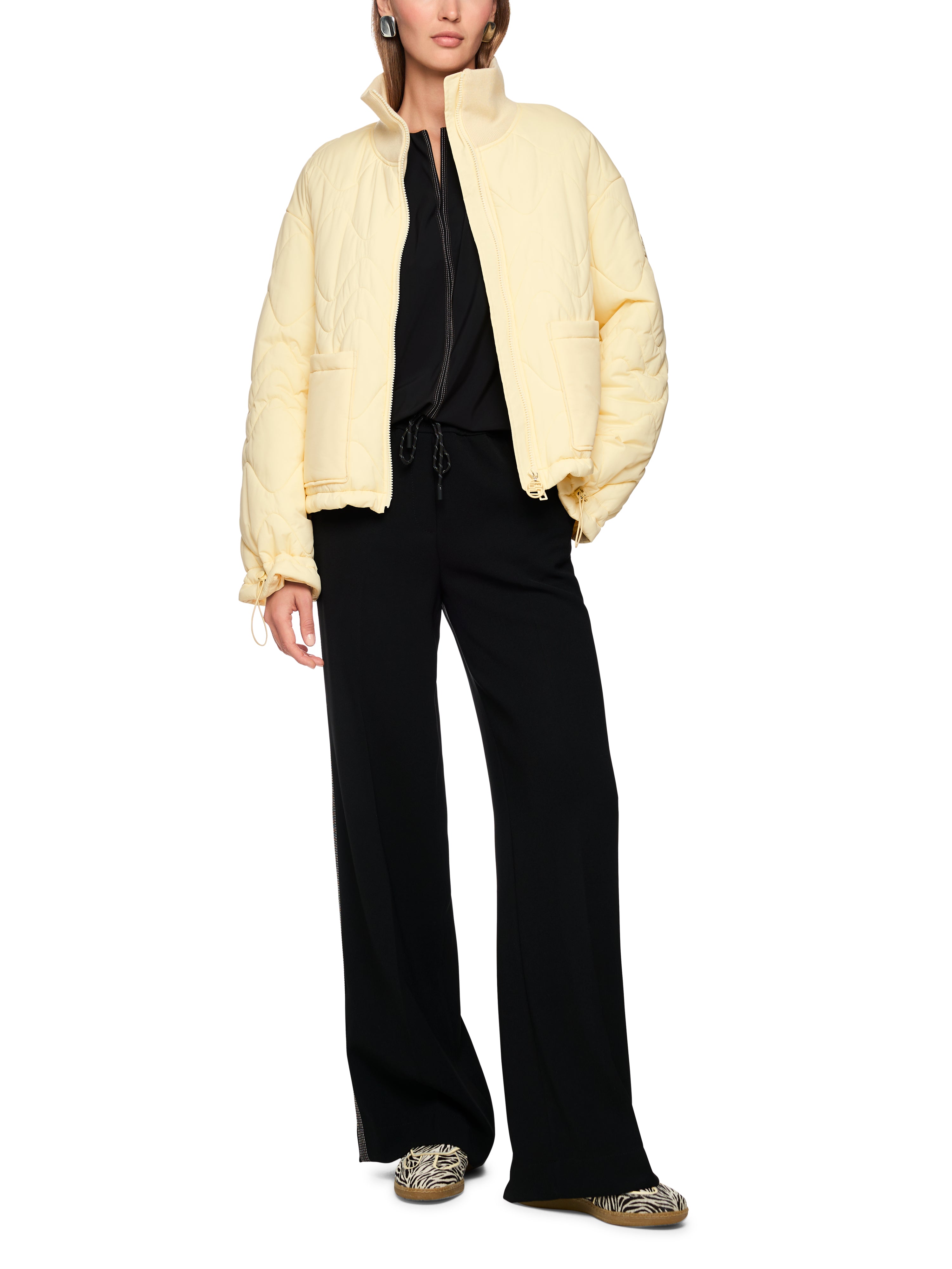 מעיל בגזרה רחבה עם צווארון סרוג וסגירת רוכסןהרכב: 100% פוליאסטרהדוגמנית בגובה 1.79 ולובשת מידה 3 של מארק קיין