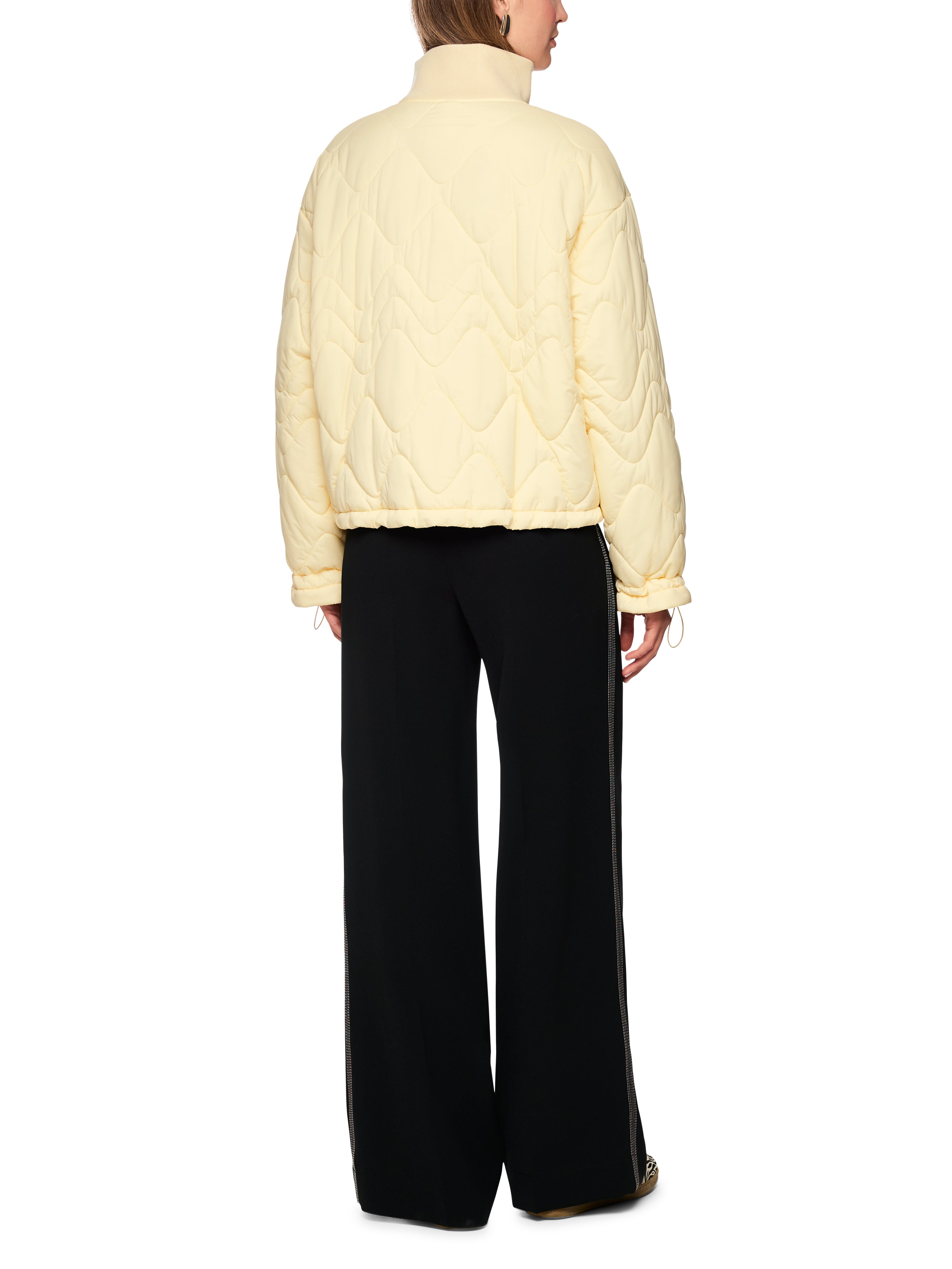 מעיל בגזרה רחבה עם צווארון סרוג וסגירת רוכסןהרכב: 100% פוליאסטרהדוגמנית בגובה 1.79 ולובשת מידה 3 של מארק קיין