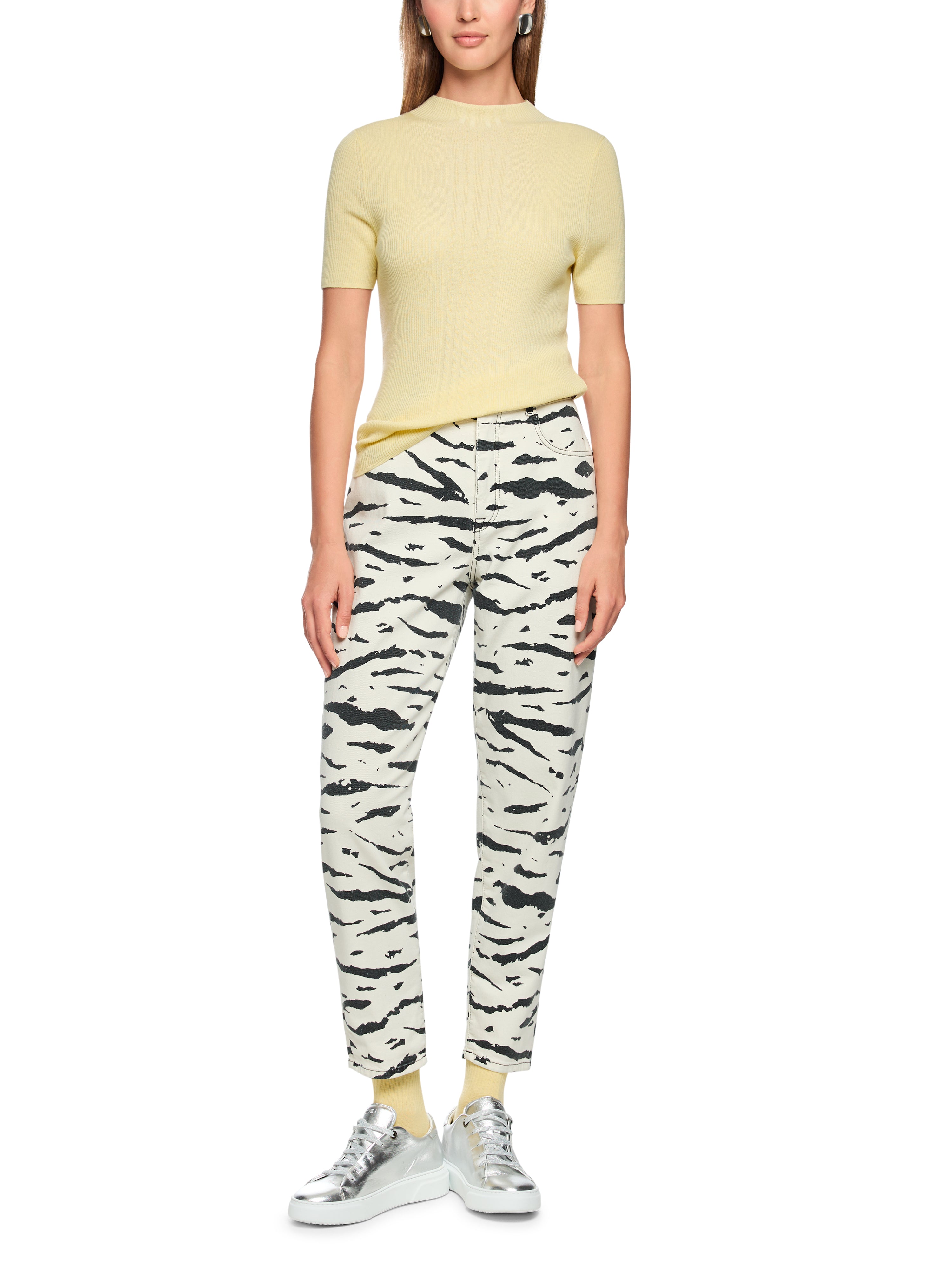 סריג בגזרה צמודה עם צווארון עגול ושרוולים קצריםהרכב: 47% צמר, 38% ויסקוזה, 10% פוליאמיד, 5% קשמירהדוגמנית בגובה 1.79 ולובשת מידה 3 של מארק קיין