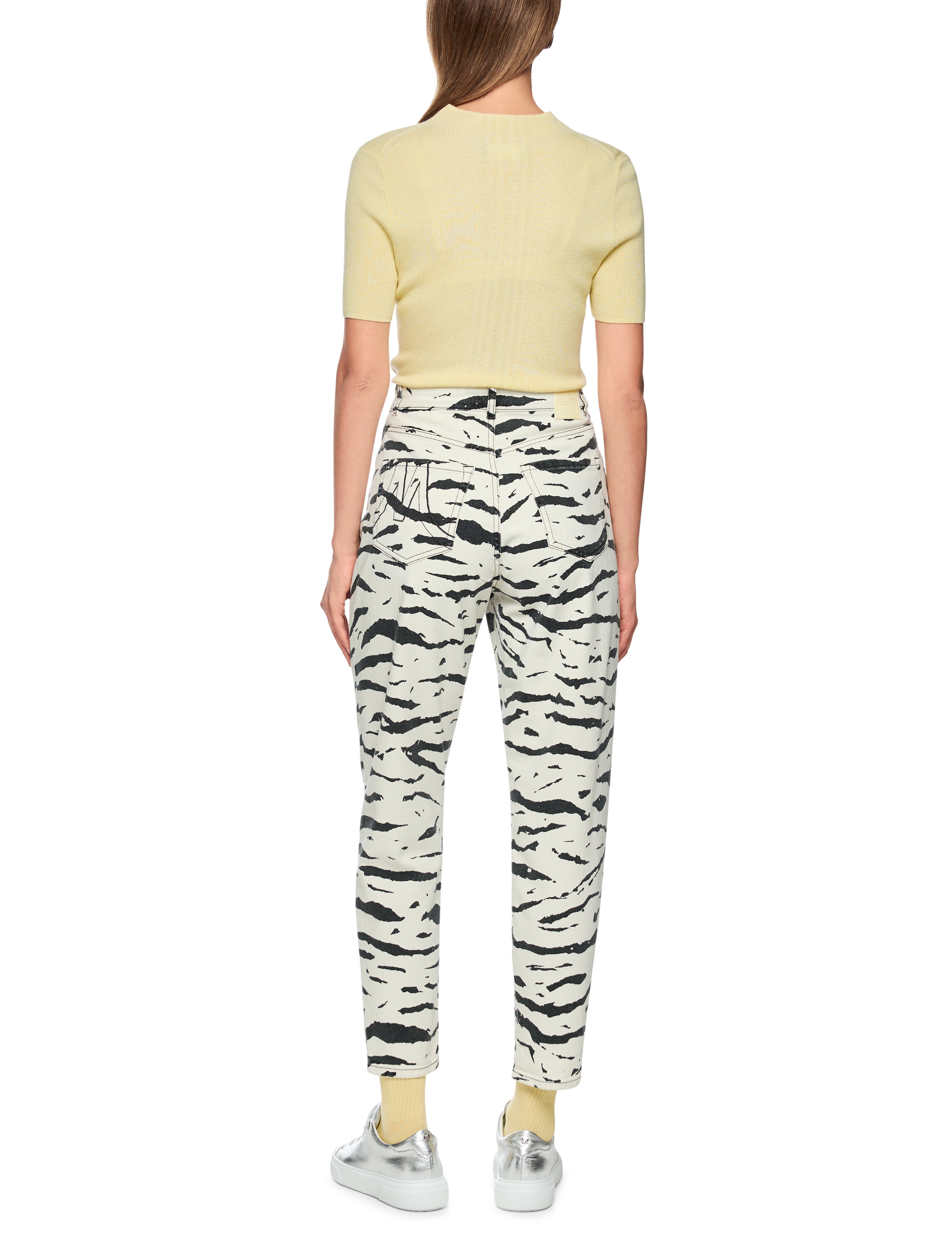 סריג בגזרה צמודה עם צווארון עגול ושרוולים קצריםהרכב: 47% צמר, 38% ויסקוזה, 10% פוליאמיד, 5% קשמירהדוגמנית בגובה 1.79 ולובשת מידה 3 של מארק קיין