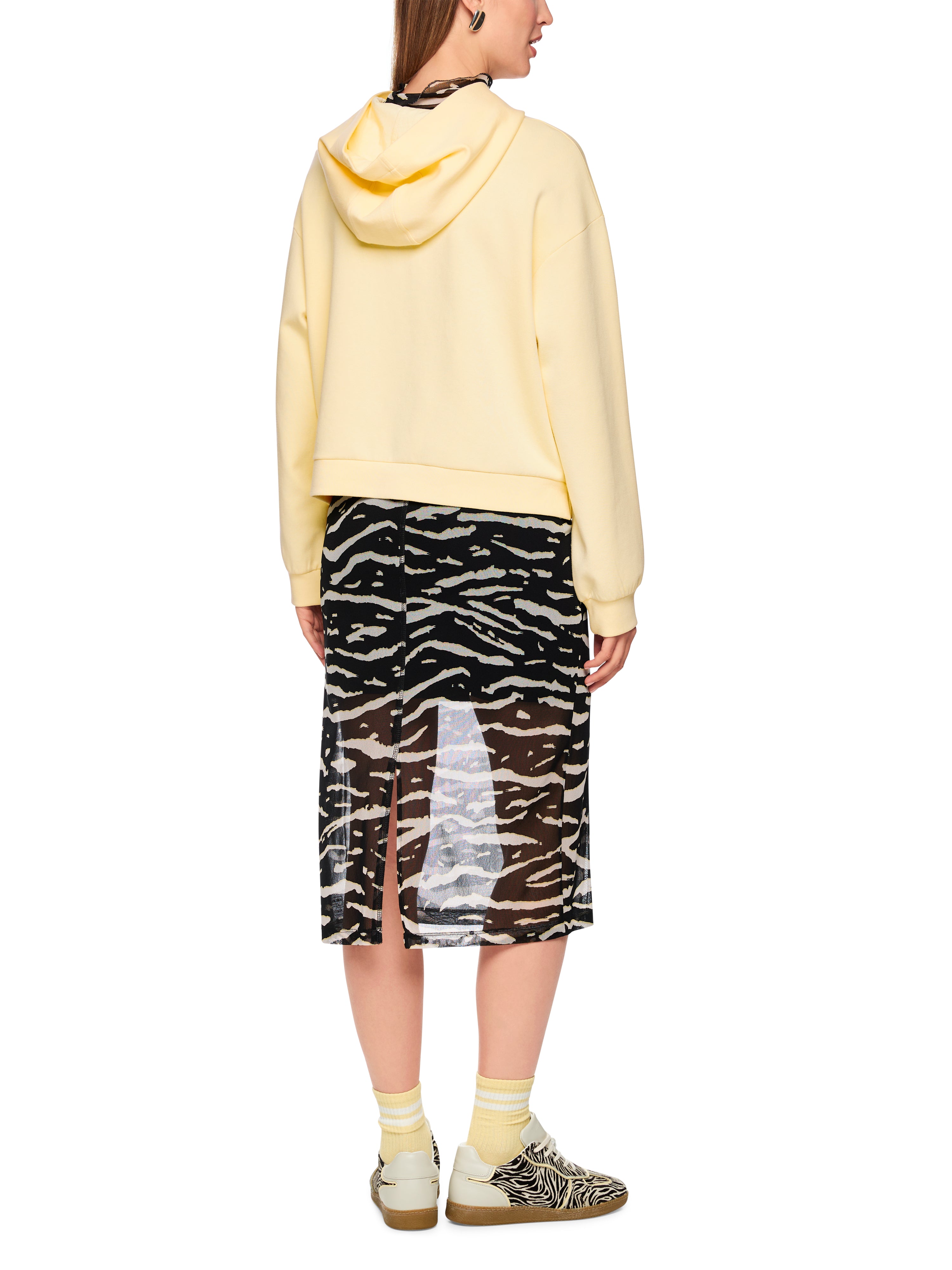 סווטשירט קז'ואל עשוי כותנה עם קפוצ'ון והדפסהרכב: 100% כותנההדוגמנית בגובה 1.79 ולובשת מידה 3 של מארק קיין