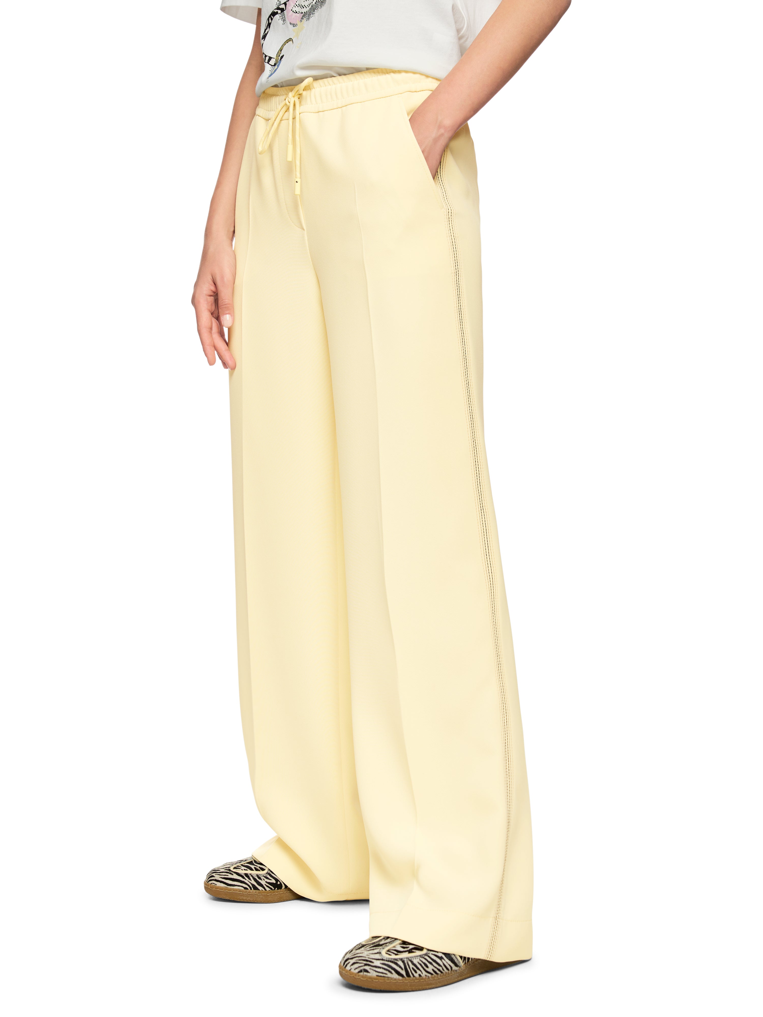 מכנסיים בגזרה רחבה סגנון ג'וגינג עם רצועת מותן אלסטיתהרכב: 100% פוליאסטרהדוגמנית בגובה 1.79 ולובשת מידה 3 של מארק קיין