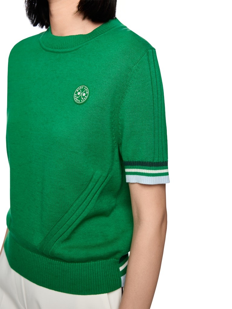 חולצת סריג בעיצוב ספורטיבי, מתערובת כותנה וצמר רכה. גזרה נינוחה, עם שרוולים קצרים בגימור דוגמת פסים צבעוניים, וצווארון עגול.הרכב: 70% כותנה, 30% צמרהדוגמנית בגובה 1.79 ולובשת מידה 3 של מארק קיין