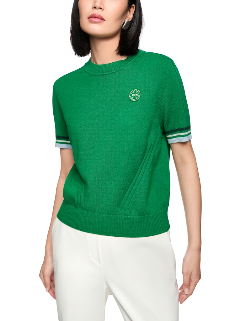 חולצת סריג בעיצוב ספורטיבי, מתערובת כותנה וצמר רכה. גזרה נינוחה, עם שרוולים קצרים בגימור דוגמת פסים צבעוניים, וצווארון עגול.הרכב: 70% כותנה, 30% צמרהדוגמנית בגובה 1.79 ולובשת מידה 3 של מארק קיין