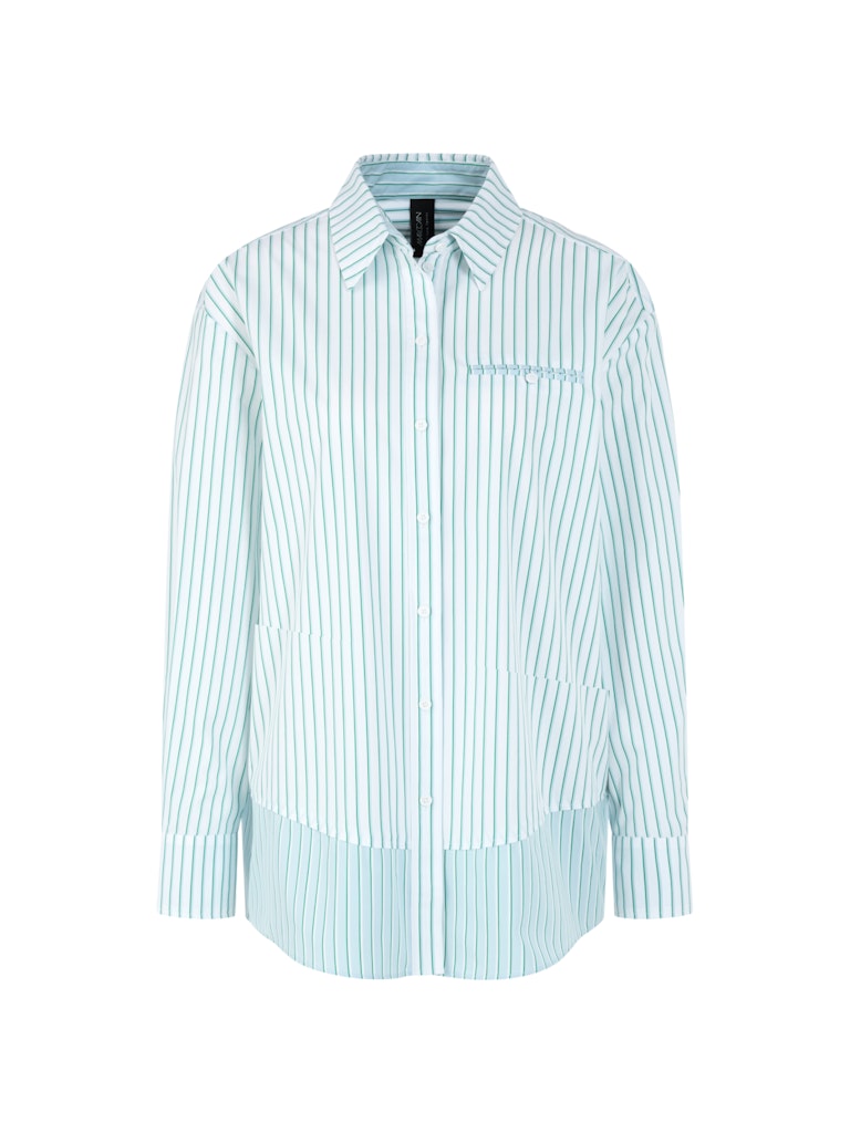 חולצה מכופתרת בגזרה ישרה, ארוכה ונינוחה, עשויה כותנה נעימה ועמידה במיוחד. דוגמת פסי סיכה בגוון ירוק, צווארון קלאסי, דוגמת כיס דש, סגירת כפתורים לאורך החולצה, ושרוולים ארוכים בסיומת חפתים מכופתרים הניתנים לקיפול והתאמת אורך אישית.הרכב: 100% כותנה אורגניתהדוגמנית בגובה 1.79 ולובשת מידה 3 של מארק קיין