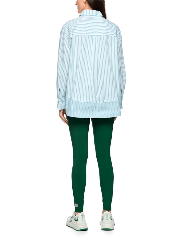 חולצה מכופתרת בגזרה ישרה, ארוכה ונינוחה, עשויה כותנה נעימה ועמידה במיוחד. דוגמת פסי סיכה בגוון ירוק, צווארון קלאסי, דוגמת כיס דש, סגירת כפתורים לאורך החולצה, ושרוולים ארוכים בסיומת חפתים מכופתרים הניתנים לקיפול והתאמת אורך אישית.הרכב: 100% כותנה אורגניתהדוגמנית בגובה 1.79 ולובשת מידה 3 של מארק קיין