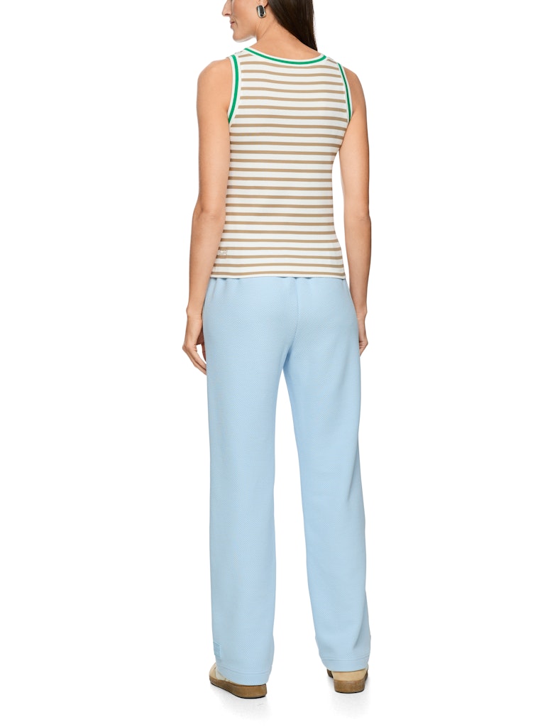 גופייה בגזרה צמודה, עשויה כותנה רכה וגמישה, בדוגמת פסים צבעוניים. עם צווארון עגול וכתפיות רחבות.הרכב: 94% כותנה, 6% אלסטןהדוגמנית בגובה 1.79 ולובשת מידה 3 של מארק קיין