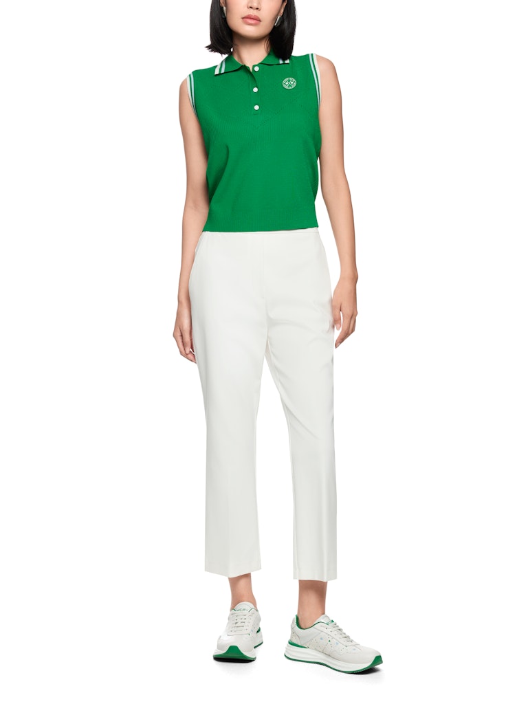 חולצה ללא שרוולים בעיצוב ספורטיבי, עשויה סריג ויסקוזה רך וקליל, עם דוגמת חורים עדינה. צווארון פולו עם שורת 3 כפתורים קצרה, וגימור פסים צבעוניים סביב הזרועות.הרכב: 78% ויסקוזה, 22% פוליאסטרהדוגמנית בגובה 1.79 ולובשת מידה 3 של מארק קיין