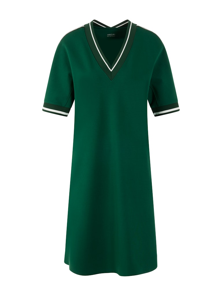 שמלה קצרה בעיצוב קז'ואל-ספורטיבי, עשויה בד כותנה-מודל רך ונוח במיוחד. גזרה מתרחבת באורך הברך, עם צווארון וי ושרוולים קצרים בגימור בדוגמת פסים, ושני כיסי צד.הרכב: 99% כותנה, 1% אלסטןהדוגמנית בגובה 1.79 ולובשת מידה 3 של מארק קיין