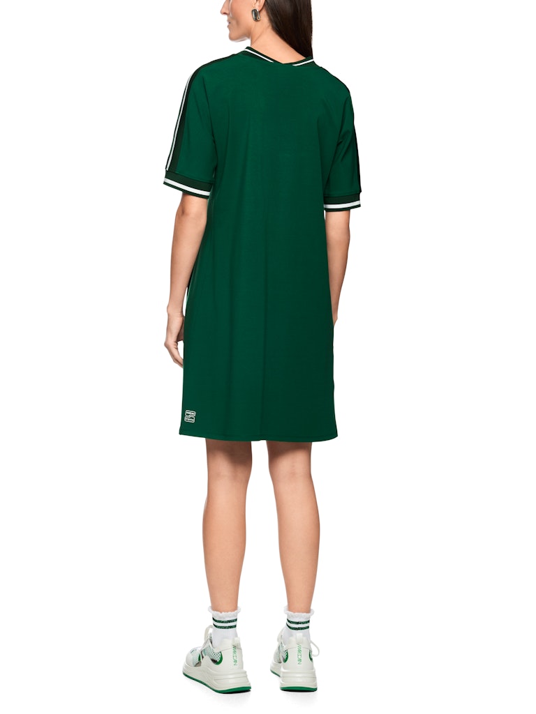 שמלה קצרה בעיצוב קז'ואל-ספורטיבי, עשויה בד כותנה-מודל רך ונוח במיוחד. גזרה מתרחבת באורך הברך, עם צווארון וי ושרוולים קצרים בגימור בדוגמת פסים, ושני כיסי צד.הרכב: 99% כותנה, 1% אלסטןהדוגמנית בגובה 1.79 ולובשת מידה 3 של מארק קיין