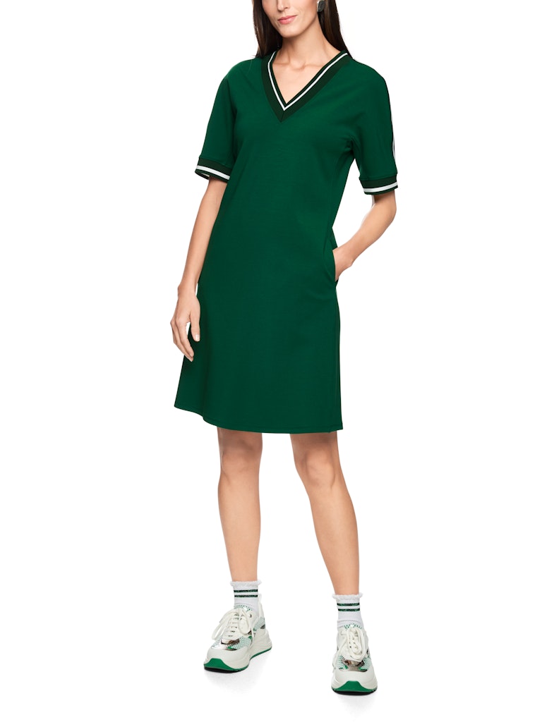 שמלה קצרה בעיצוב קז'ואל-ספורטיבי, עשויה בד כותנה-מודל רך ונוח במיוחד. גזרה מתרחבת באורך הברך, עם צווארון וי ושרוולים קצרים בגימור בדוגמת פסים, ושני כיסי צד.הרכב: 99% כותנה, 1% אלסטןהדוגמנית בגובה 1.79 ולובשת מידה 3 של מארק קיין