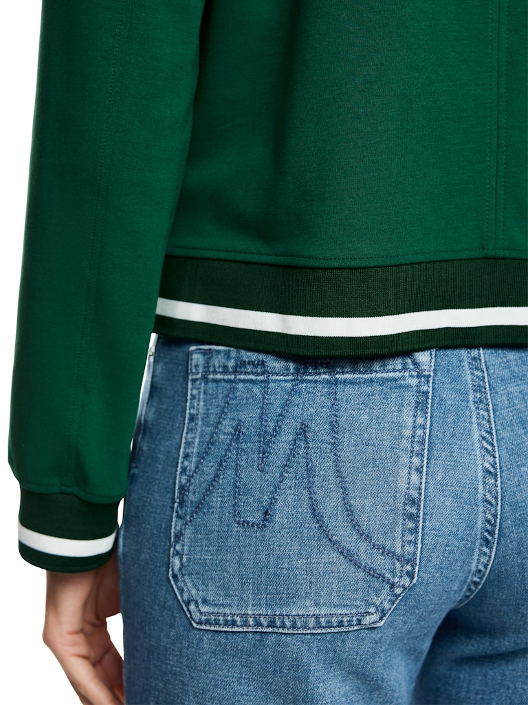 בלייזר בעיצוב ספורטיבי אופנתי, עשוי בד כותנה-מודל רך ונעים.גזרה קצרה וישרה, עם צווארון דש קלאסי, שני כיסי צד, וסגירה באמצעות 2 כפתורים. תוספת דיטיילס של שרוך קשירה ספורטיבי בצווארון, ומנג'טים ארוגים בדוגמת פסים בשרוולים ובמכפלת, מעניקים טוויסט מודרני וסטייל קז'ואל-אלגנטי מושלם.הרכב: 47% כותנה, 47% מודל, 6% אלסטןהדוגמנית בגובה 1.79 ולובשת מידה 3 של מארק קיין