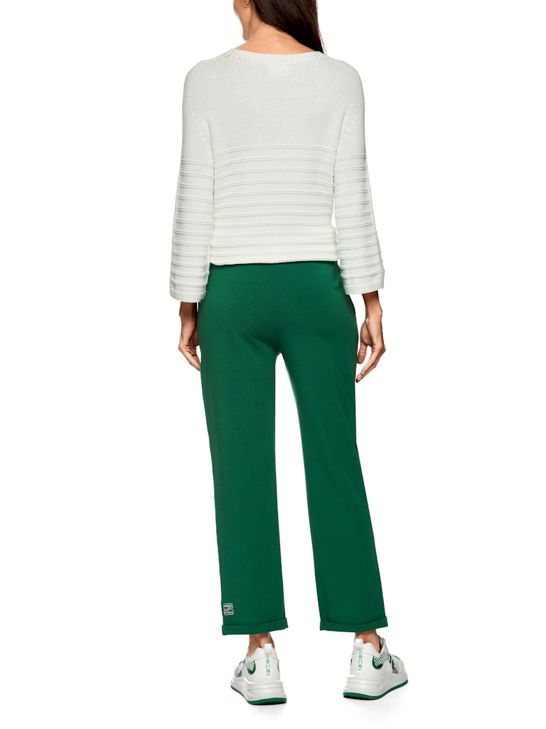 מכנסיים בעיצוב ספורטיבי בגזרה ישרה, עשויים בד כותנה-מודל רך ונעים. עם שני כיסים צידיים, רצועת מותן אלסטית ורחבה עם שרוך קשירה, תפרים מודגשים, ובסיומת קפל צר. למראה קז'ואל-אלגנטי מושלם.הרכב: 47% כותנה, 47% מודל, 6% אלסטןהדוגמנית בגובה 1.79 ולובשת מידה 3 של מארק קיין