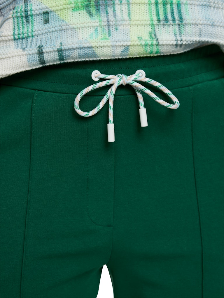 מכנסיים בעיצוב ספורטיבי בגזרה ישרה, עשויים בד כותנה-מודל רך ונעים. עם שני כיסים צידיים, רצועת מותן אלסטית ורחבה עם שרוך קשירה, תפרים מודגשים, ובסיומת קפל צר. למראה קז'ואל-אלגנטי מושלם.הרכב: 47% כותנה, 47% מודל, 6% אלסטןהדוגמנית בגובה 1.79 ולובשת מידה 3 של מארק קיין