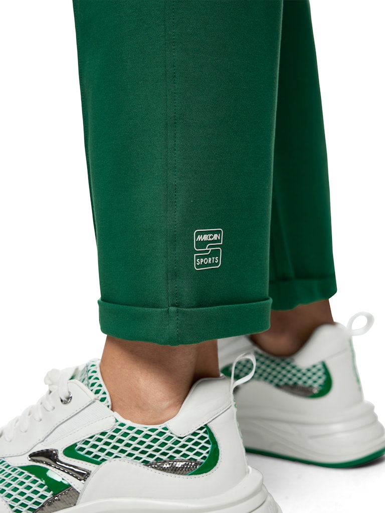 מכנסיים בעיצוב ספורטיבי בגזרה ישרה, עשויים בד כותנה-מודל רך ונעים. עם שני כיסים צידיים, רצועת מותן אלסטית ורחבה עם שרוך קשירה, תפרים מודגשים, ובסיומת קפל צר. למראה קז'ואל-אלגנטי מושלם.הרכב: 47% כותנה, 47% מודל, 6% אלסטןהדוגמנית בגובה 1.79 ולובשת מידה 3 של מארק קיין