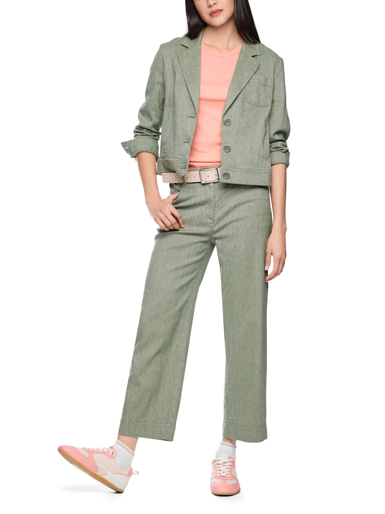 בלייזר בעיצוב קז'ואל, בסגנון ז'קט ג'ינס, עשוי בד קליל מתערובת כותנה ופשתן. גזרה ישרה וקצרה, ללא בטנה, עם שרוולים ארוכים וצרים בסיומת חפתים מכופתרים, צווארון דש, שני כיסי צד, כיס פאץ' קטן בחזית, וסגירה באמצעות 3 כפתורים.הרכב: 67% כותנה, 30% פשתן, 3% אלסטןהדוגמנית בגובה 1.79 ולובשת מידה 3 של מארק קיין